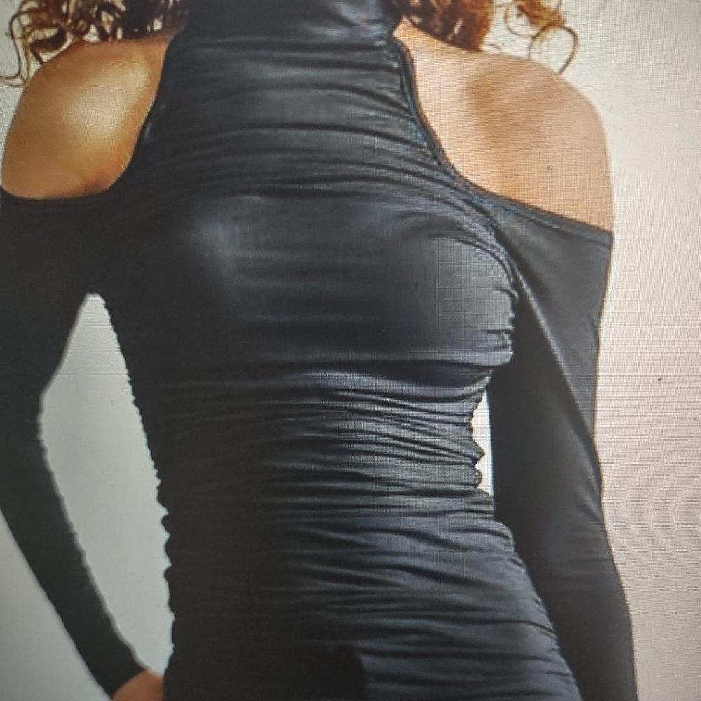 Shape Emraced Open Shoulder Top